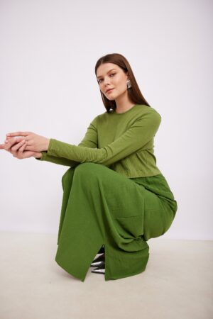 גברת בלבוש ירוק אופנתי, נוח ללבוש ומעוצב באופנה, מושלם ליום יום ולאירועים מיוחדים.