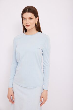 תמונה של אשה בלבוש נוח לאורדמן אופנה שנוח ללבוש, בגדים אלגנטיים ויפיפיים, בהלבשה קלאסית בצבע תכלת.