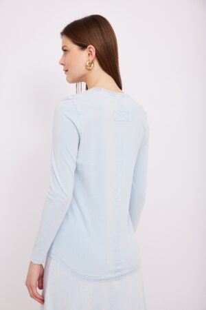 חולצה לבנה נוחה ללבישה עם עיצוב אופנתי, תפרים עדינים וגזרה מחמיאה לאורח חיים נוח.