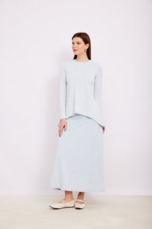 אלט טקסט: שמלת מיילר בהירה ואופנתית לנוחות ולסגנון ייחודי.