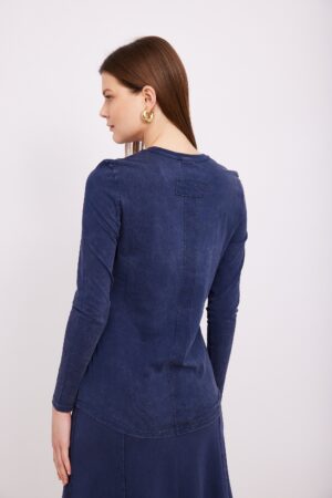 גיפארם אופנה נוחה לנשים קלאסית בגוון כחול כהה עם גזרות סימטריות, מושלם ללבוש יומיומי וסטייל.