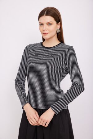 חולצת פסים שחורה לבנה נוחה ללבוש אופנתית ומעוצבת, מתאימה לסגנון יומיומי ואלגנטי, בגדי אופנה איכותיים לאורח חיים נוח.