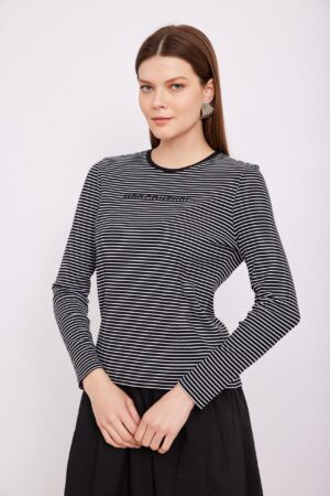 חולצת פסים שחורה לבנה נוחה ללבוש אופנתית ומעוצבת, מתאימה לסגנון יומיומי ואלגנטי, בגדי אופנה איכותיים לאורח חיים נוח.