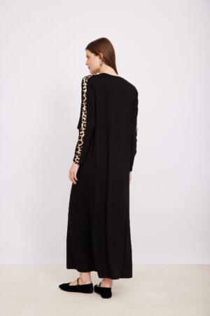 תמונה של אישה בלבוש אופנה נוח ללבוש, שמלות אלגנטיות וסטייליסטיות עם דגש על אופנת אורדמן.