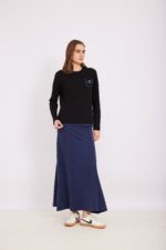 תמונה של אשה בלבוש אופנה נוח ושיקי, עם סגנון יומיומי אלגנטי וסטייל מודרני של אופנה אביב-קיץ.