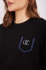 ר גבוה אופנה נוחה ללבוש, חולצה שחורה עם עיצוב לוגו אלגנטי, מותאם לסגנון היומיומי והעסקי.