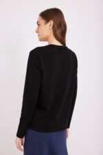 עליונית נוחה לאישה בצבע שחור, אופנה יומיומית ושיקית.