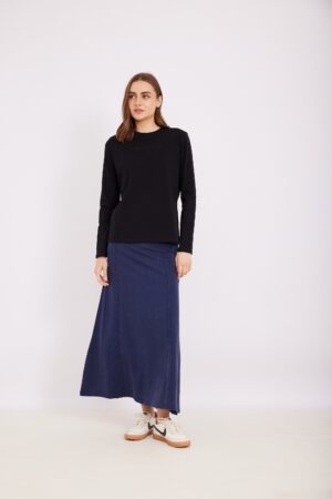 חלון אלטרנטיבי ל-תלבושת אופנתית נשים נוחה ופשוטה עם סווטשירט שחור ומetakse לגומרים של ג'ינס כחול כהה, נעלי ספורט נוחות של נייקי.