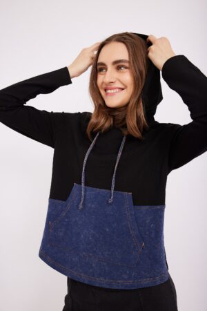 כיתוב תיאור alt: בגד עליון אופנתי ומרוונן עם כיסים, מתאים ללובשים עם בטחון ואופנה.