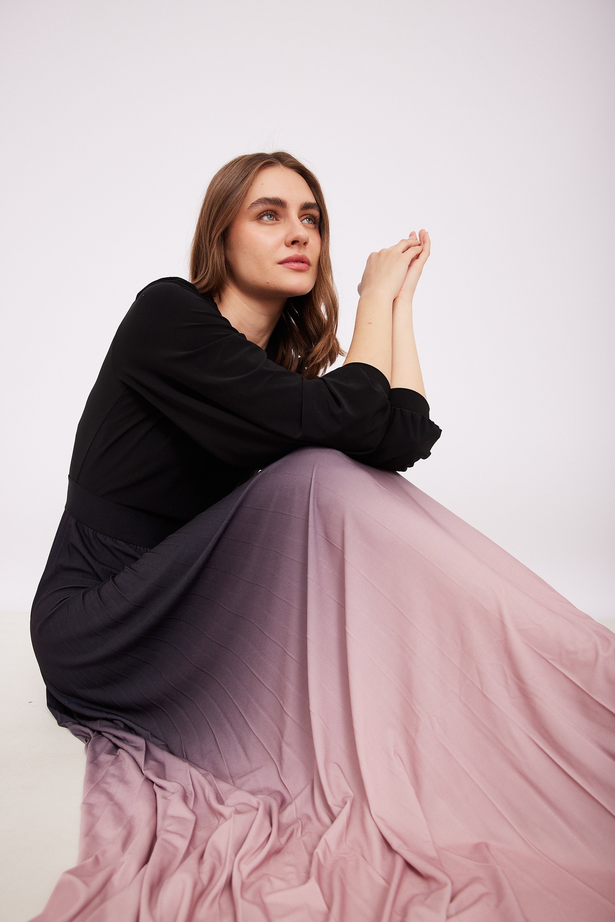 שמלת אומברה ורוד רקע לבוש נוח ואופנתי, חצאית פליסה בצבע אפור-ורוד, סגנון קלאסי אלגנטי מהמם.