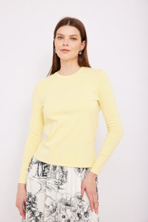 חולצת בייסיק צהוב עם כיתוב