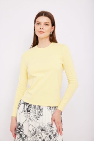 חולצת בייסיק צהוב עם כיתוב