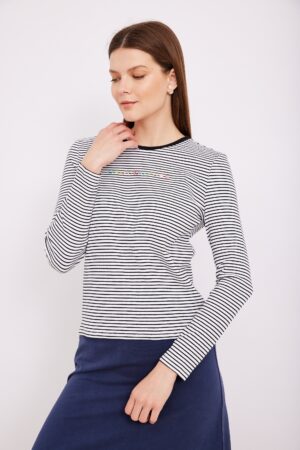 חולצת בייסיק שחור לבן עם כיתוב שחור