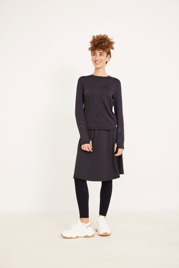 חולצת ספורט שחורה