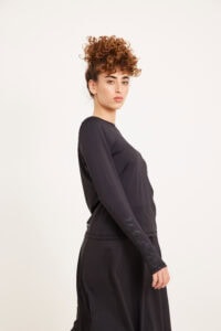 חולצת ספורט שחורה