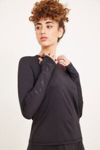 חולצת ספורט שחורה