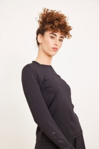 חולצת ספורט שחורה