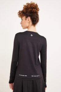 חולצת ספורט שחורה