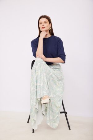 א ALT טקסט: בגד נוח ללבישה נשים בסגנון אופנה קלאסית.