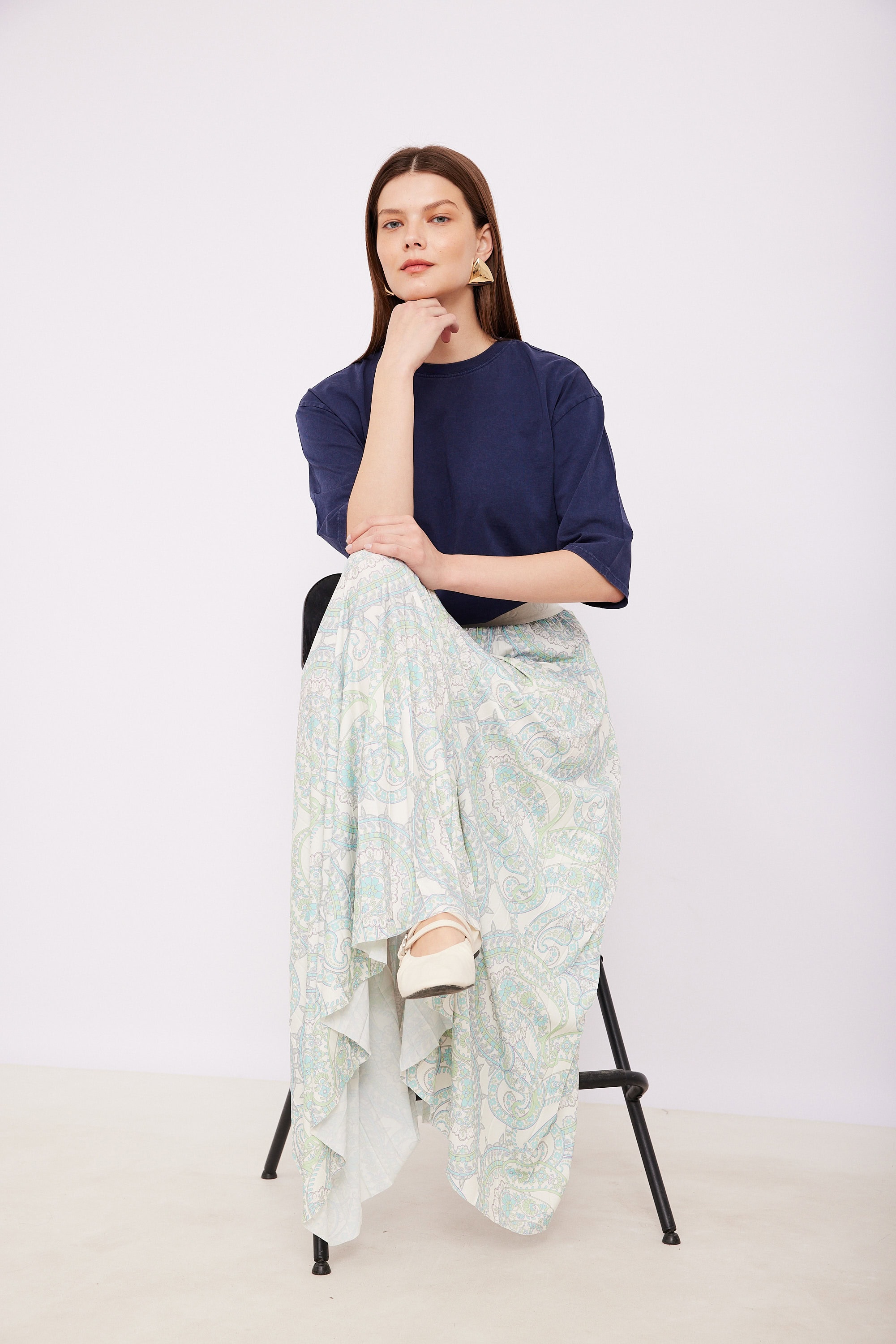 חצאית פליסה פייזלי א ALT טקסט: בגד נוח ללבישה נשים בסגנון אופנה קלאסית.