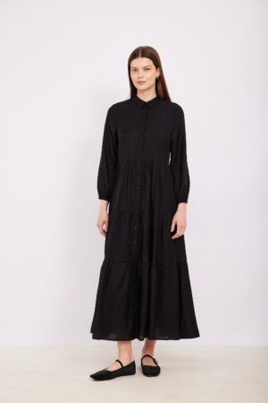 שמלת מקסי שחורה באופנה נוחה ללבוש, סגנון אלגנטי ומודרני, מתאימה לסטייל יומיומי ואירועים.