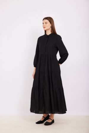 שמלת מקסי שחורה לנשים עם עיצוב נוח ללבוש אופנה אלגנטית הכוללת כפתורים ושרוולים ארוכים.