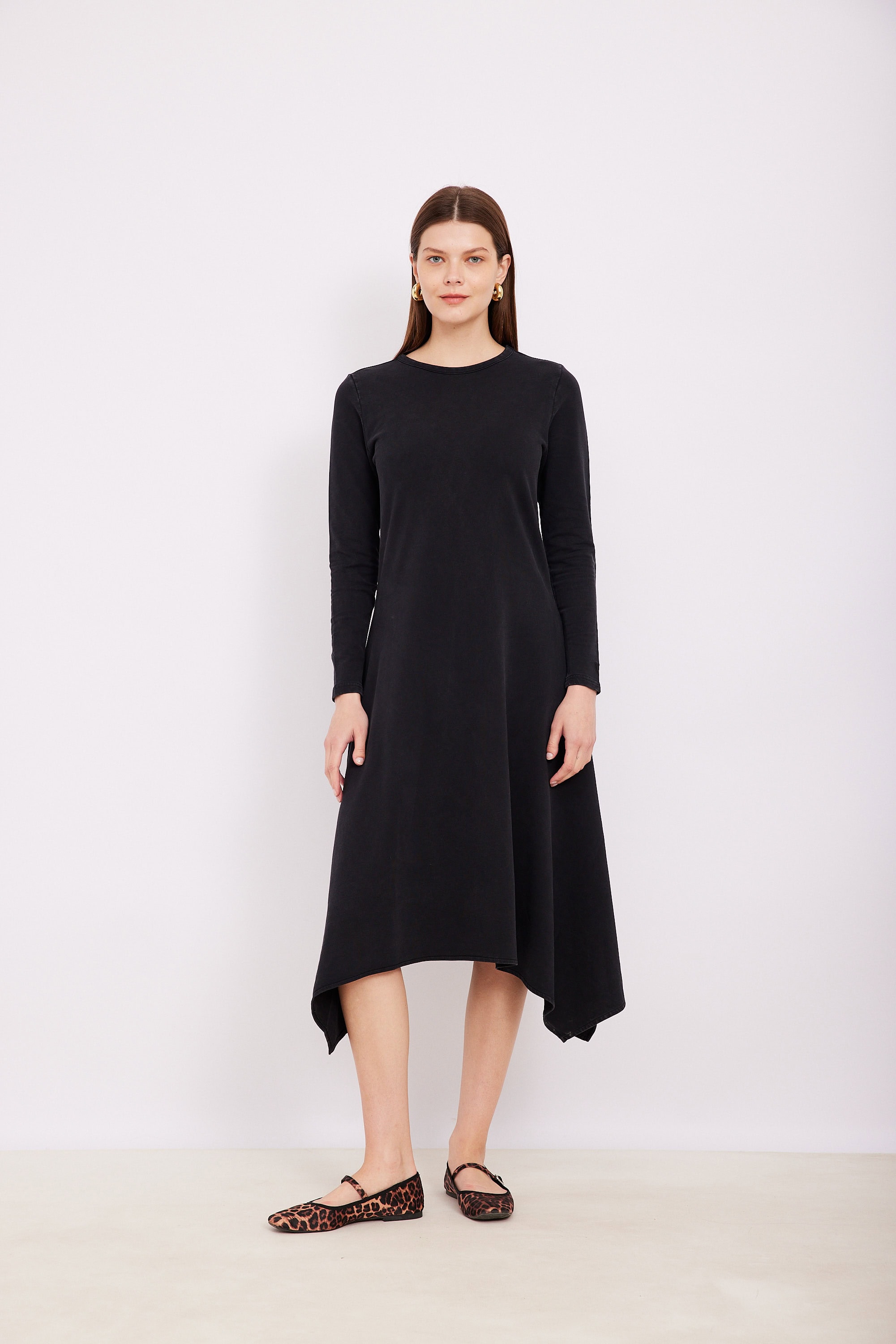 שמלת שפיצים שחורה שמלת סריג שחורה נוחה ללבוש אופנתית אביב וקיץ.