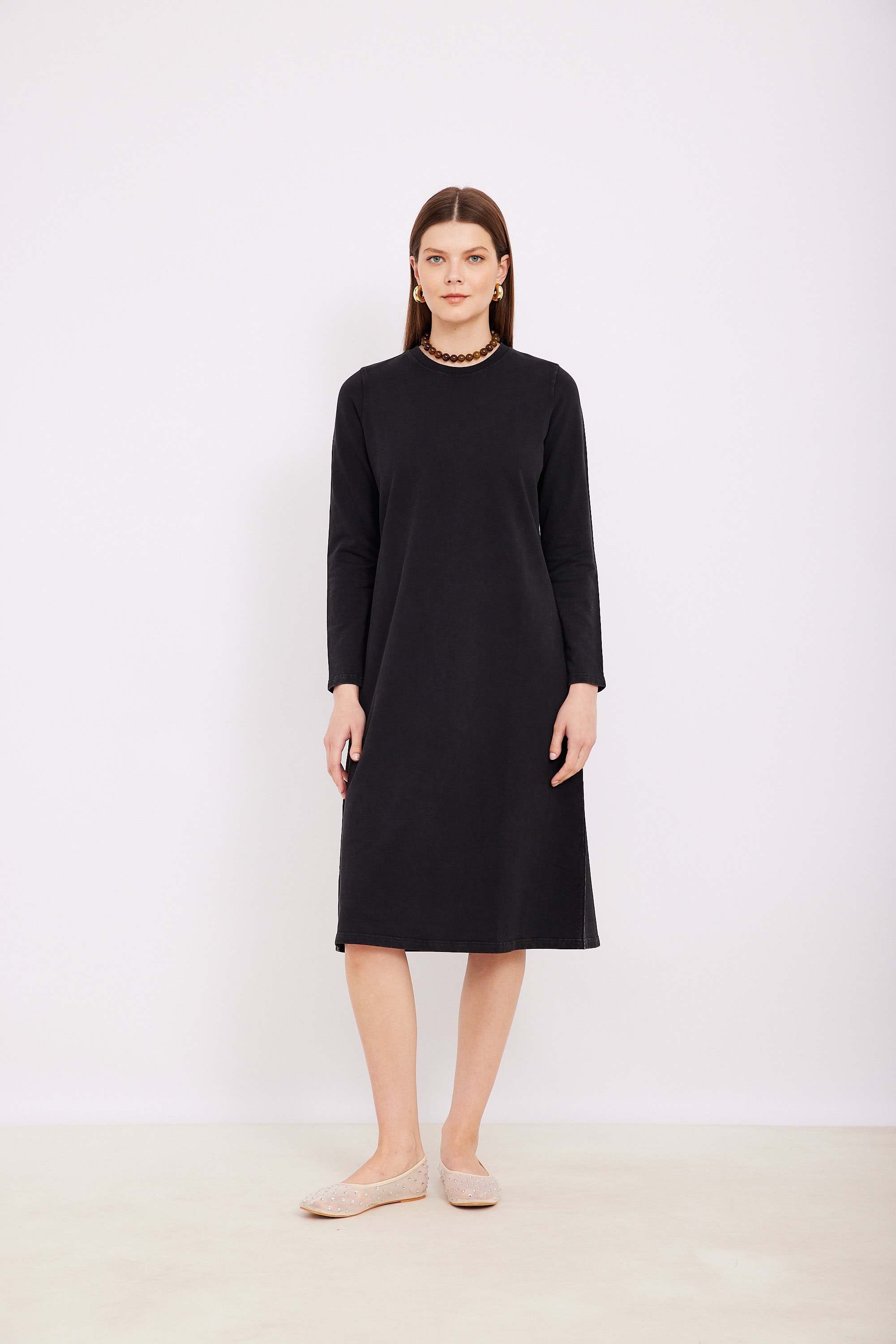 שמלת A שחורה גרסה של השמלמה השחורה הקלאסית לנשים, נוח ללבוש ואופנתי.