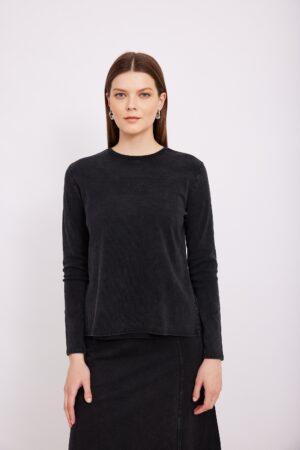 גביע שחור מעוצב באופנה נוחה, מתאים לסטייל יומיומי, חווית לבישה נעימה.