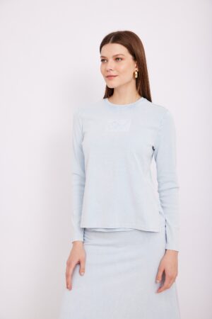 אישה לובשת בגדי אופנה נוחים ללבישה, סגנון קלאסי ואינטליגנטי.