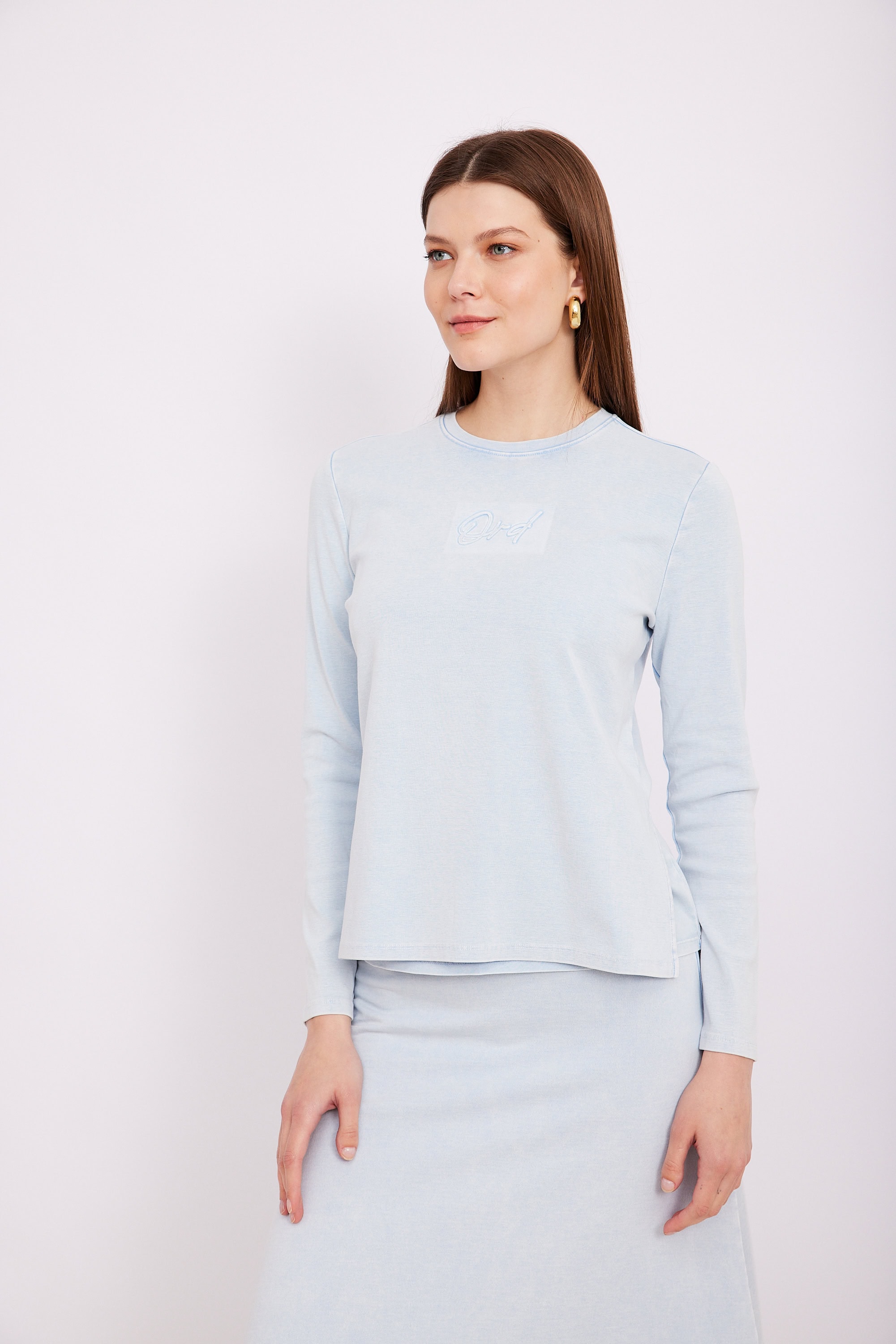 חולצת הנקה ORD תכלת אישה לובשת בגדי אופנה נוחים ללבישה, סגנון קלאסי ואינטליגנטי.