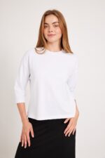 "כותרת alt: סווטשירט לבן נוח ומודרני לנשים, אופנה שהיא גם נוחה ללבוש.