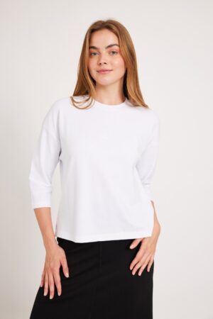 "כותרת alt: סווטשירט לבן נוח ומודרני לנשים, אופנה שהיא גם נוחה ללבוש.