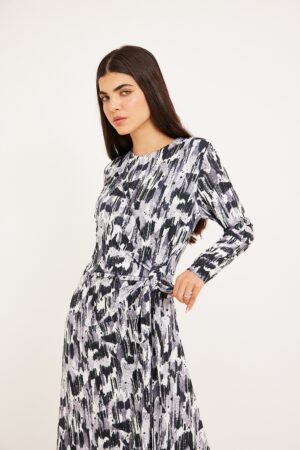 שמלת אופנה מודרנית עם דפוס אקלקטי ומבנה נוח לאכיפה, מושלמת ללבוש יומיומי ואלגנטי.