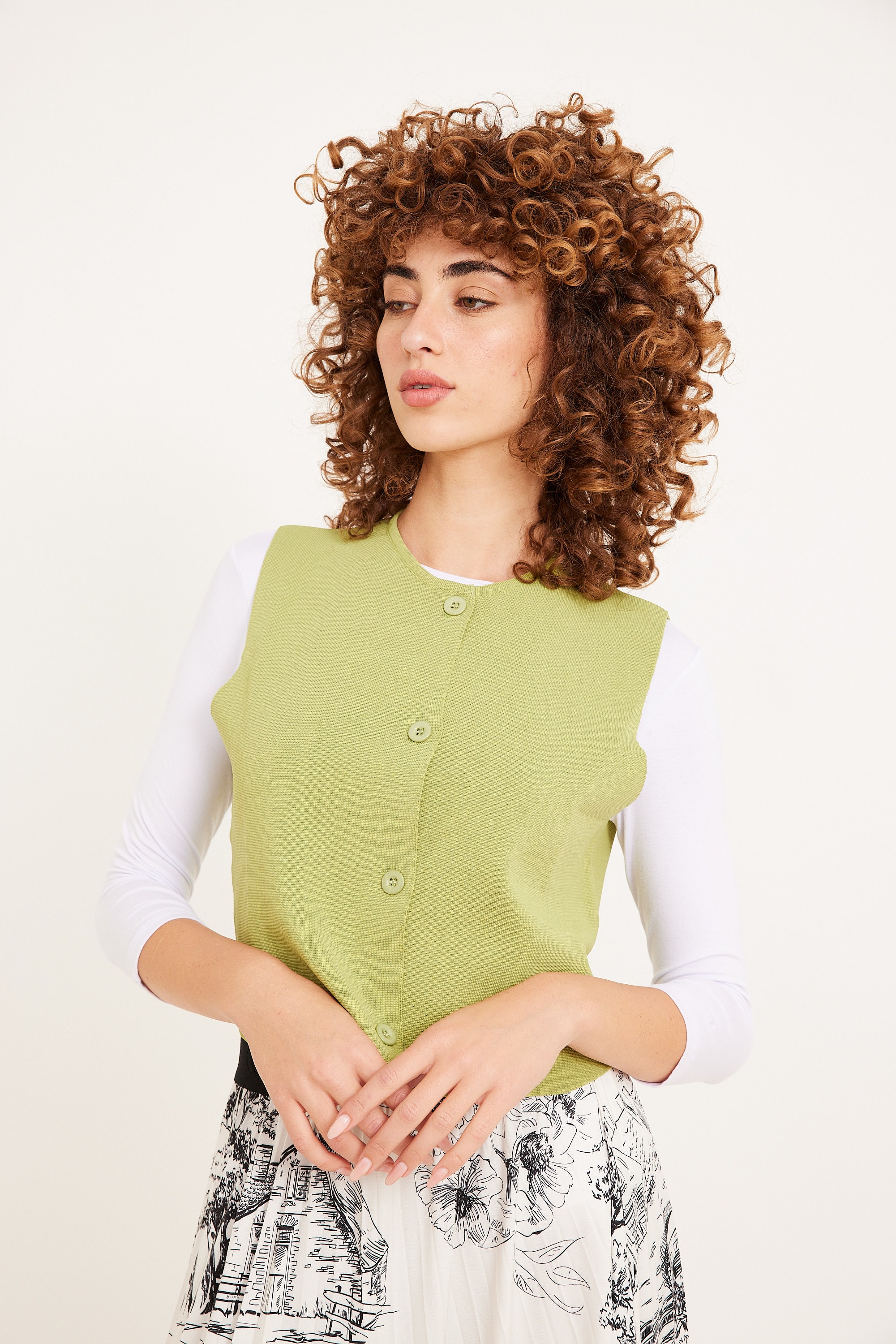 ווסט סריג כפתרה ירוק חולצה ירוקה עם שרוכים לנשים, נוחה ואופנתית, אידיאלית ליום עבודה ולקראת קיץ חם.