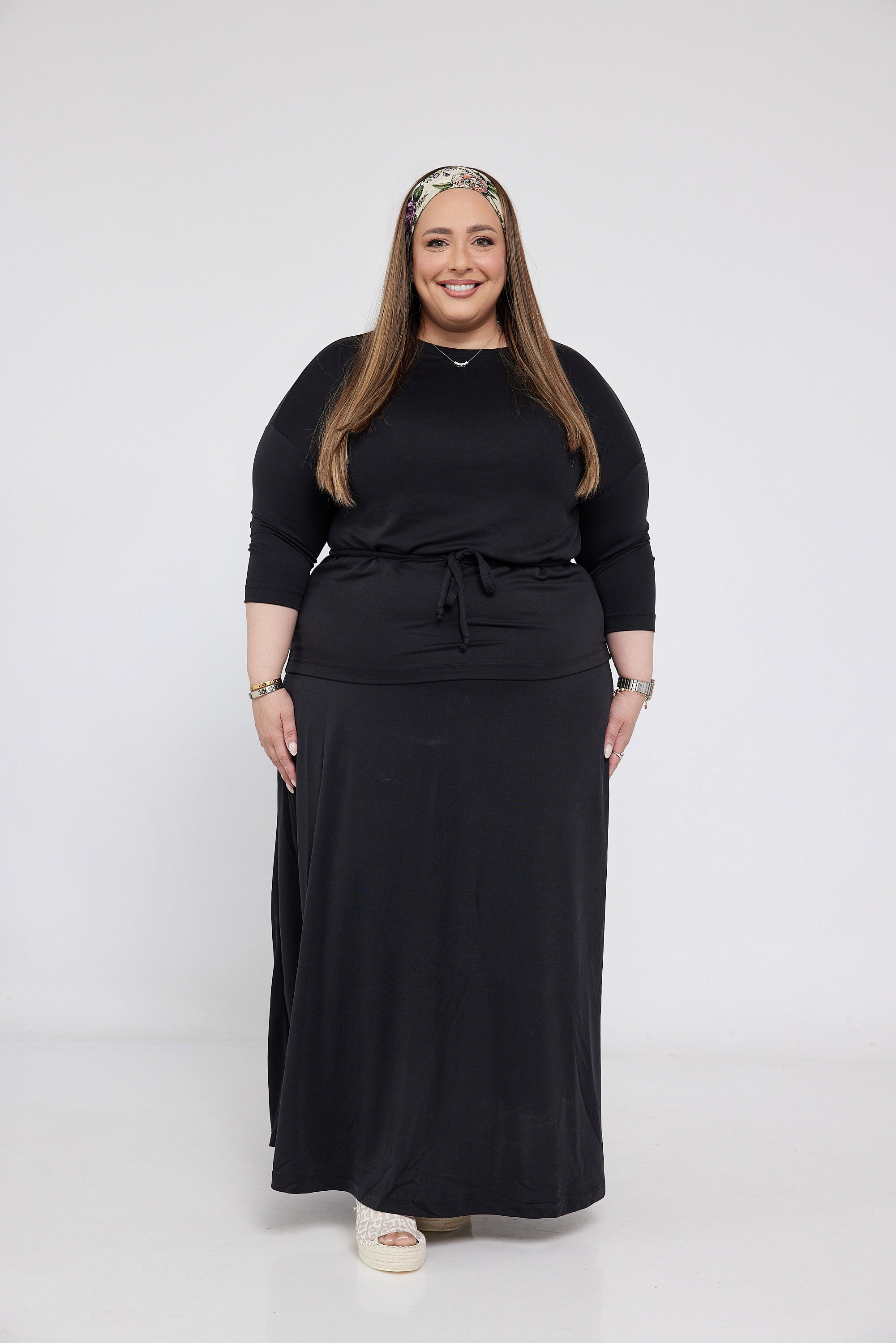 חצאית שחורה - קולקציית מידות גדולות שמלת לגברא שחורה עם מראה אלגנטי ונוח, אופנה שמתאימה ללבוש יומיומי או אירועים מיוחדים.