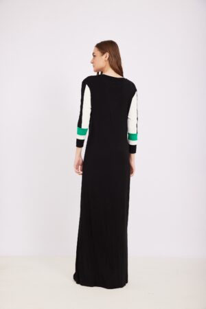 שמלת מנהטן שחורה עם שרוולים צבעוניים לנשים אופנתיות.