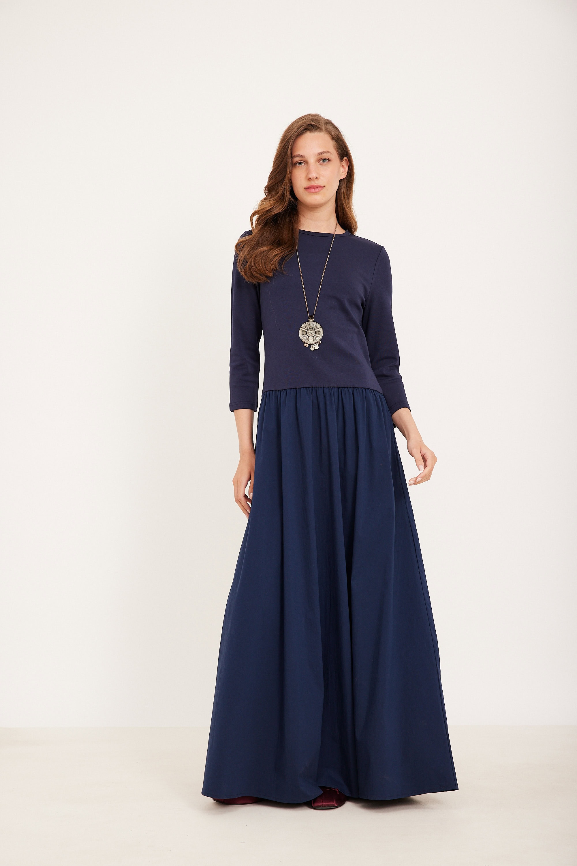 שמלת כיווצים שחורה רקע אופנתי נוח ללבוש, שמלת ערב כחולה עם שרוולים ארוכים ואקססורי אלגנטי, מבטחת נוחות וסטייל.