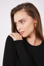 ⁦חולצת בייסיק שחור⁩ – תמונה ⁦2⁩