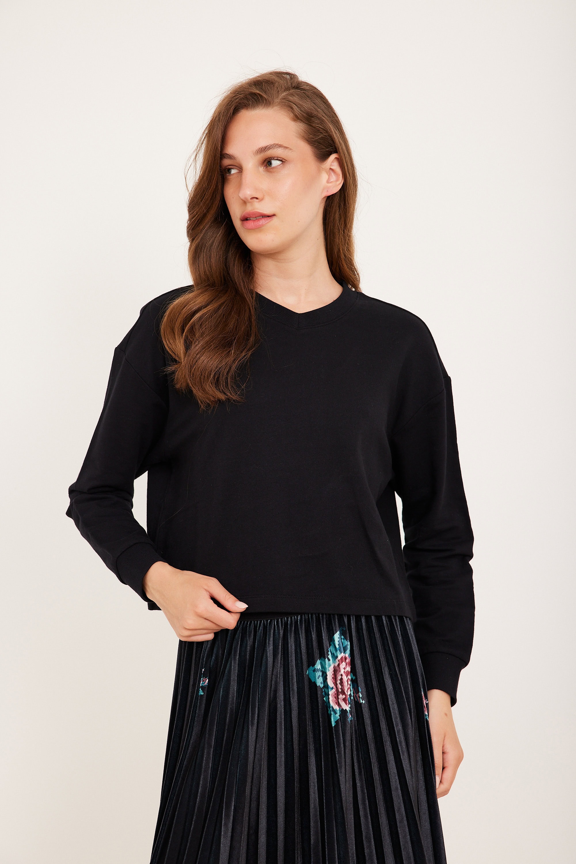 ORDMAN_220425_3553 חולצת קרופ שחורה – תמונה 1