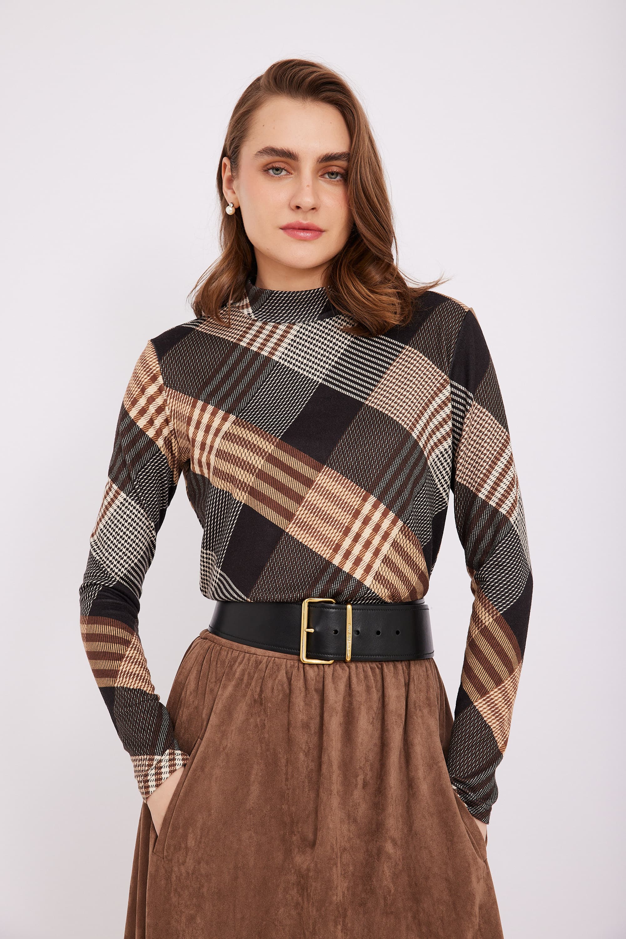 ORDMAN_260325_3637 חולצת משבצות מחממת ואלגנטית לנשים, נוחה ללבוש באופנה טרנדית ומרגיעה.