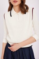 כותרת עליונה (alt): חולצת סוודר לבנה אופנתית לנשים, נוחות ומעוצבת באופנה עדכנית.