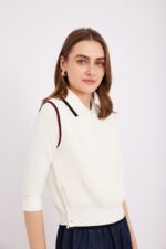 בגדי אופנה נוחים ללבוש, חולצת ספורט אלגנטית לנשים עם פרטים ייחודיים.