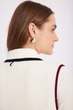 רזולוציה גבוהה של אוזן ותלבושת אופנתית, אופנה נוחה ללבוש עם תכשיטים מסוגננים.