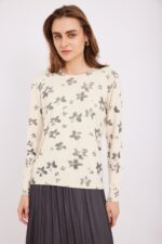 שמלת סריג נוחה עם הדפס פרחים בגוונים רכים לאופנה נוחה ללבוש.