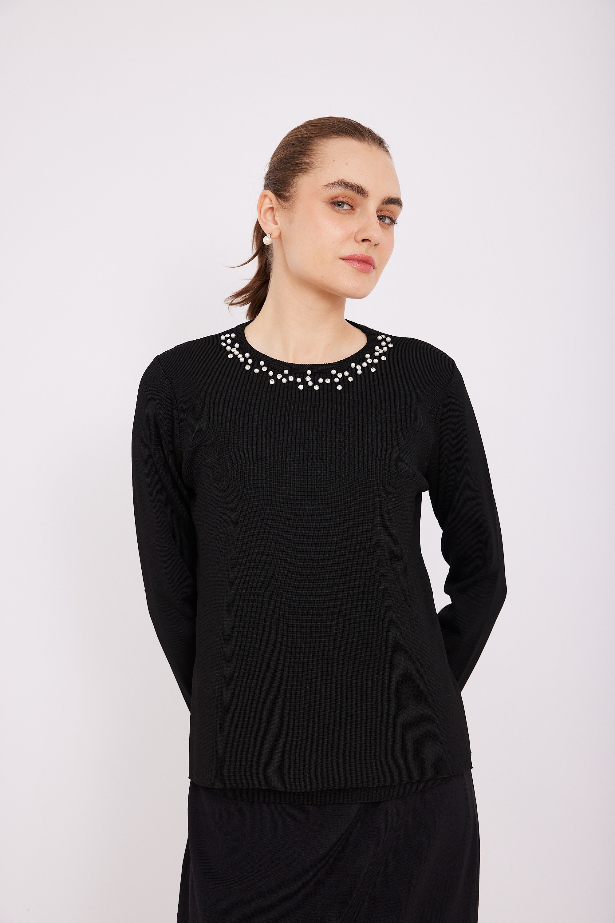 ORDMAN_260325_4799 שמלה שחורה עם תחרה וחרוזים ללבוש נוח ומרענן.