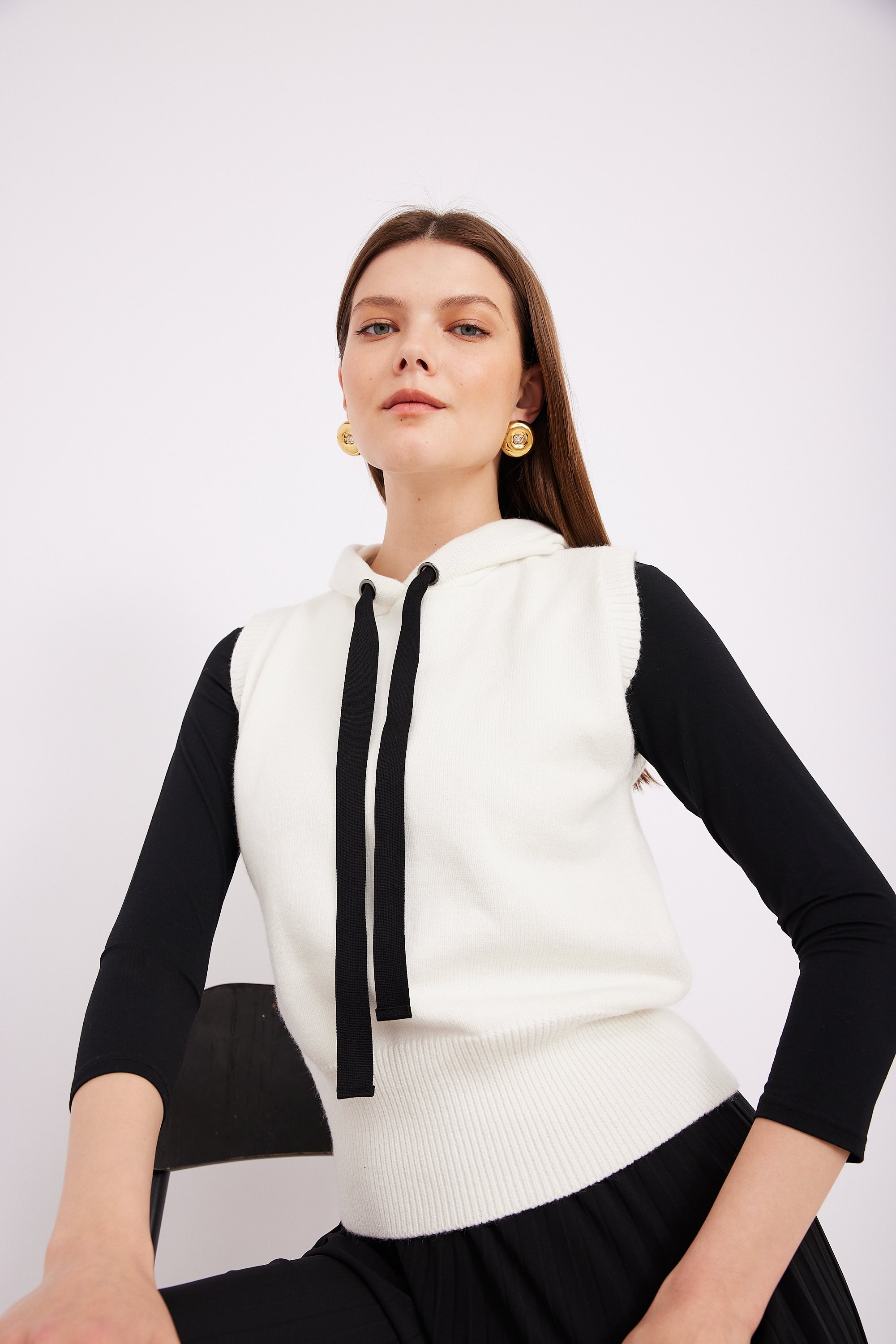 אפודת קפוצ'ון לבנה וסרטים שחורים (32) אפודת קופצ'ון סריג וסרטים – תמונה 1