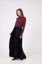 ⁦חצאית פליסה קטיפה שחורה⁩ – תמונה ⁦3⁩