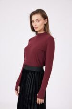 ⁦חצאית פליסה קטיפה שחורה⁩ – תמונה ⁦2⁩