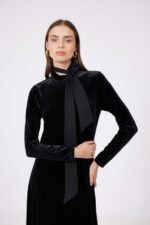 ⁦שמלת קטיפה קשירה שחורה⁩ – תמונה ⁦2⁩